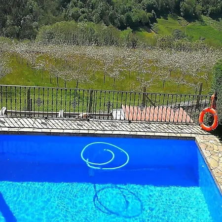 Vacacional Con Piscina Vakantiehuis Trevías